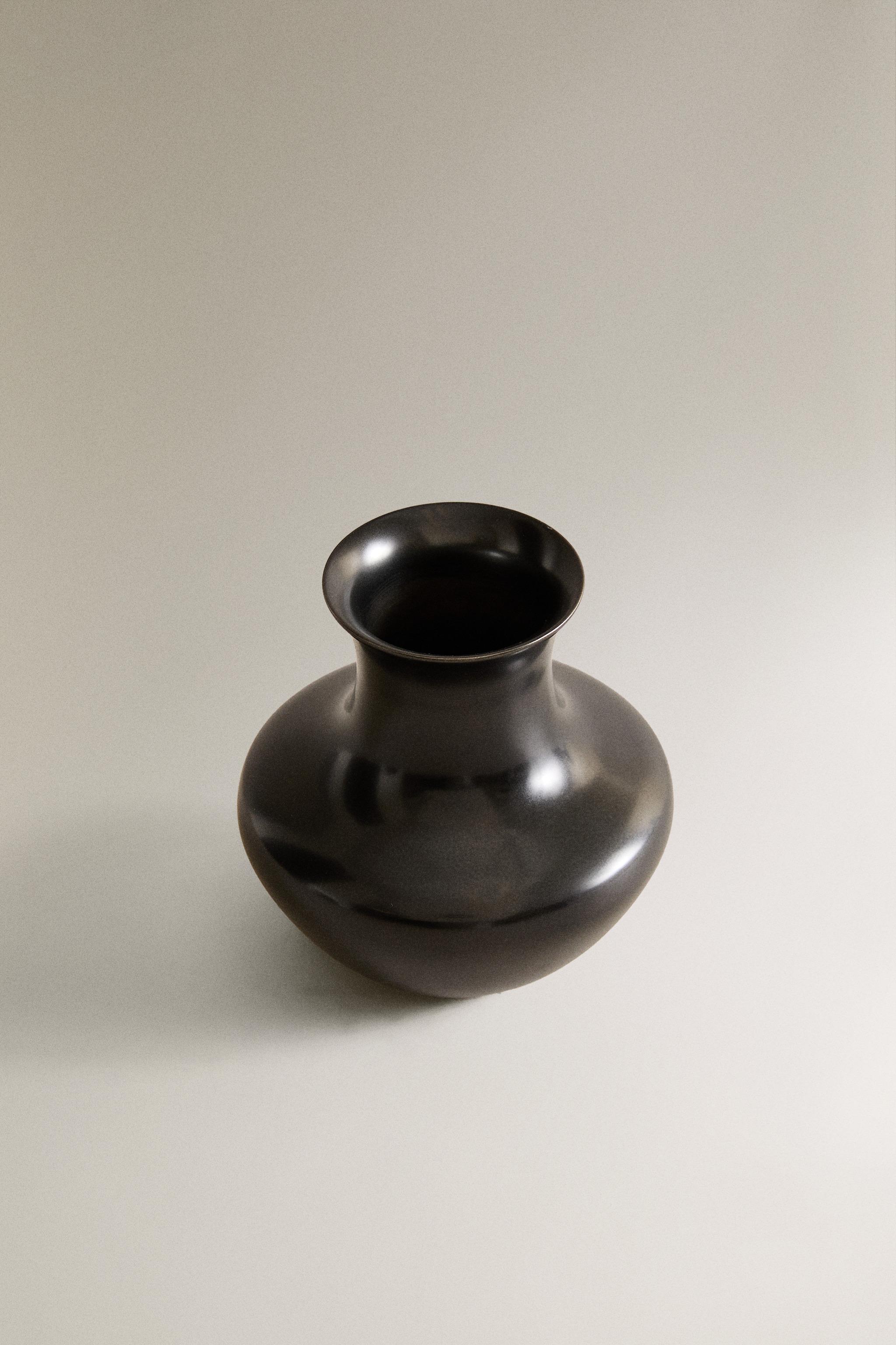 PETIT BRASS VESSEL POD I COLIN KING
